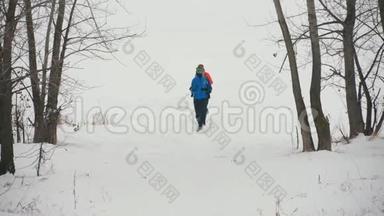 三名年轻运动员在冬季户外跑步